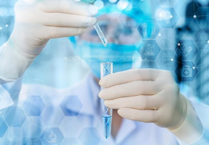 家安生醫|醫學研究|實驗人員佩戴手套操作滴管與試管,進行精準醫學實驗,背景結合DNA螺旋、六角形結構與醫療科技圖示。